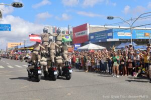 Desfile de 7 de Setembro reúne milhares de pessoas em FeiraSolenidade na Avenida Presidente Dutra teve participação de militares, estudantes, autoridades e representantes do Grito dos Excluídos Milhares de pessoas acompanharam, na manhã desta segunda-feira (7), o desfile cívico-militar em comemoração aos 204 anos da Independência do Brasil. A programação foi realizada na Avenida Presidente Dutra e começou por volta das 8h, com o hasteamento da Bandeira Nacional diante do palanque das autoridades. O público ocupou as laterais da avenida desde as primeiras horas do dia, enquanto o céu encoberto tornou a temperatura mais amena.