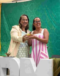 Cerimônia da Lamparina celebra compromisso de estudantes de Enfermagem da Uefs com o cuidado Em quarta edição, celebração reuniu estudantes do segundo semestre, familiares, docentes e representantes da universidade e do Coren-BA A luz de uma lamparina representa o conhecimento e a responsabilidade de cuidar da vida. Com esse simbolismo, o curso de Enfermagem da Universidade Estadual de Feira de Santana (Uefs) realizou, na sexta-feira (18), a quarta Cerimônia da Lamparina. A celebração reuniu estudantes do segundo semestre, familiares e docentes, reforçando o compromisso com uma formação pautada pela ética e pela humanidade. Participaram a reitora Amali Mussi, a pró-reitora de Ensino de Graduação, Rosa Eugênia Santana, e a enfermeira Fabia Quele, representante do Conselho Regional de Enfermagem da Bahia (Coren-BA). O encontro marcou uma etapa da trajetória acadêmica dos futuros profissionais, com a participação de pessoas que acompanham e apoiam esse percurso. Memória da profissão A tradição remete à atuação de Florence Nightingale, considerada precursora da enfermagem moderna, durante a Guerra da Crimeia, no século XIX. Com uma lamparina, ela percorria as enfermarias à noite para acompanhar os soldados feridos. As rondas lhe renderam o reconhecimento como Dama da Lâmpada, e o objeto se tornou um dos símbolos da enfermagem. Também chamada de Cerimônia da Lâmpada, a celebração integra atividades de formação em outras instituições de ensino. Na Uefs, a chama representa a dedicação e o conhecimento que devem acompanhar os estudantes ao longo da formação e do exercício profissional. “A chama simboliza a luz do conhecimento, a dedicação e o compromisso que passam a acompanhar cada futuro profissional no cuidado ao paciente”, destaca a professora Aisiane Cedraz Morais, coordenadora do Colegiado de Enfermagem. Cuidado e humanidade O significado da cerimônia ultrapassa a preparação técnica. Segundo as informações encaminhadas pelo curso, a celebração reforça a responsabilidade de cuidar com respeito, empatia, ética e humanidade. A lamparina acesa simboliza a orientação necessária diante de cada encontro, de cada desafio e de cada vida confiada aos cuidados da enfermagem. A presença de familiares e docentes aproxima a comunidade acadêmica desse compromisso e valoriza a rede de apoio aos estudantes. Ao conectar a memória da profissão à formação universitária, a cerimônia reafirma o cuidado humano como parte essencial da construção do conhecimento em enfermagem.