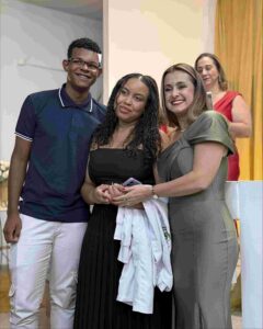 Cerimônia da Lamparina celebra compromisso de estudantes de Enfermagem da Uefs com o cuidado Em quarta edição, celebração reuniu estudantes do segundo semestre, familiares, docentes e representantes da universidade e do Coren-BA A luz de uma lamparina representa o conhecimento e a responsabilidade de cuidar da vida. Com esse simbolismo, o curso de Enfermagem da Universidade Estadual de Feira de Santana (Uefs) realizou, na sexta-feira (18), a quarta Cerimônia da Lamparina. A celebração reuniu estudantes do segundo semestre, familiares e docentes, reforçando o compromisso com uma formação pautada pela ética e pela humanidade. Participaram a reitora Amali Mussi, a pró-reitora de Ensino de Graduação, Rosa Eugênia Santana, e a enfermeira Fabia Quele, representante do Conselho Regional de Enfermagem da Bahia (Coren-BA). O encontro marcou uma etapa da trajetória acadêmica dos futuros profissionais, com a participação de pessoas que acompanham e apoiam esse percurso. Memória da profissão A tradição remete à atuação de Florence Nightingale, considerada precursora da enfermagem moderna, durante a Guerra da Crimeia, no século XIX. Com uma lamparina, ela percorria as enfermarias à noite para acompanhar os soldados feridos. As rondas lhe renderam o reconhecimento como Dama da Lâmpada, e o objeto se tornou um dos símbolos da enfermagem. Também chamada de Cerimônia da Lâmpada, a celebração integra atividades de formação em outras instituições de ensino. Na Uefs, a chama representa a dedicação e o conhecimento que devem acompanhar os estudantes ao longo da formação e do exercício profissional. “A chama simboliza a luz do conhecimento, a dedicação e o compromisso que passam a acompanhar cada futuro profissional no cuidado ao paciente”, destaca a professora Aisiane Cedraz Morais, coordenadora do Colegiado de Enfermagem. Cuidado e humanidade O significado da cerimônia ultrapassa a preparação técnica. Segundo as informações encaminhadas pelo curso, a celebração reforça a responsabilidade de cuidar com respeito, empatia, ética e humanidade. A lamparina acesa simboliza a orientação necessária diante de cada encontro, de cada desafio e de cada vida confiada aos cuidados da enfermagem. A presença de familiares e docentes aproxima a comunidade acadêmica desse compromisso e valoriza a rede de apoio aos estudantes. Ao conectar a memória da profissão à formação universitária, a cerimônia reafirma o cuidado humano como parte essencial da construção do conhecimento em enfermagem.