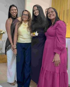 Cerimônia da Lamparina celebra compromisso de estudantes de Enfermagem da Uefs com o cuidado Em quarta edição, celebração reuniu estudantes do segundo semestre, familiares, docentes e representantes da universidade e do Coren-BA A luz de uma lamparina representa o conhecimento e a responsabilidade de cuidar da vida. Com esse simbolismo, o curso de Enfermagem da Universidade Estadual de Feira de Santana (Uefs) realizou, na sexta-feira (18), a quarta Cerimônia da Lamparina. A celebração reuniu estudantes do segundo semestre, familiares e docentes, reforçando o compromisso com uma formação pautada pela ética e pela humanidade. Participaram a reitora Amali Mussi, a pró-reitora de Ensino de Graduação, Rosa Eugênia Santana, e a enfermeira Fabia Quele, representante do Conselho Regional de Enfermagem da Bahia (Coren-BA). O encontro marcou uma etapa da trajetória acadêmica dos futuros profissionais, com a participação de pessoas que acompanham e apoiam esse percurso. Memória da profissão A tradição remete à atuação de Florence Nightingale, considerada precursora da enfermagem moderna, durante a Guerra da Crimeia, no século XIX. Com uma lamparina, ela percorria as enfermarias à noite para acompanhar os soldados feridos. As rondas lhe renderam o reconhecimento como Dama da Lâmpada, e o objeto se tornou um dos símbolos da enfermagem. Também chamada de Cerimônia da Lâmpada, a celebração integra atividades de formação em outras instituições de ensino. Na Uefs, a chama representa a dedicação e o conhecimento que devem acompanhar os estudantes ao longo da formação e do exercício profissional. “A chama simboliza a luz do conhecimento, a dedicação e o compromisso que passam a acompanhar cada futuro profissional no cuidado ao paciente”, destaca a professora Aisiane Cedraz Morais, coordenadora do Colegiado de Enfermagem. Cuidado e humanidade O significado da cerimônia ultrapassa a preparação técnica. Segundo as informações encaminhadas pelo curso, a celebração reforça a responsabilidade de cuidar com respeito, empatia, ética e humanidade. A lamparina acesa simboliza a orientação necessária diante de cada encontro, de cada desafio e de cada vida confiada aos cuidados da enfermagem. A presença de familiares e docentes aproxima a comunidade acadêmica desse compromisso e valoriza a rede de apoio aos estudantes. Ao conectar a memória da profissão à formação universitária, a cerimônia reafirma o cuidado humano como parte essencial da construção do conhecimento em enfermagem.