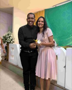 Cerimônia da Lamparina celebra compromisso de estudantes de Enfermagem da Uefs com o cuidado Em quarta edição, celebração reuniu estudantes do segundo semestre, familiares, docentes e representantes da universidade e do Coren-BA A luz de uma lamparina representa o conhecimento e a responsabilidade de cuidar da vida. Com esse simbolismo, o curso de Enfermagem da Universidade Estadual de Feira de Santana (Uefs) realizou, na sexta-feira (18), a quarta Cerimônia da Lamparina. A celebração reuniu estudantes do segundo semestre, familiares e docentes, reforçando o compromisso com uma formação pautada pela ética e pela humanidade. Participaram a reitora Amali Mussi, a pró-reitora de Ensino de Graduação, Rosa Eugênia Santana, e a enfermeira Fabia Quele, representante do Conselho Regional de Enfermagem da Bahia (Coren-BA). O encontro marcou uma etapa da trajetória acadêmica dos futuros profissionais, com a participação de pessoas que acompanham e apoiam esse percurso. Memória da profissão A tradição remete à atuação de Florence Nightingale, considerada precursora da enfermagem moderna, durante a Guerra da Crimeia, no século XIX. Com uma lamparina, ela percorria as enfermarias à noite para acompanhar os soldados feridos. As rondas lhe renderam o reconhecimento como Dama da Lâmpada, e o objeto se tornou um dos símbolos da enfermagem. Também chamada de Cerimônia da Lâmpada, a celebração integra atividades de formação em outras instituições de ensino. Na Uefs, a chama representa a dedicação e o conhecimento que devem acompanhar os estudantes ao longo da formação e do exercício profissional. “A chama simboliza a luz do conhecimento, a dedicação e o compromisso que passam a acompanhar cada futuro profissional no cuidado ao paciente”, destaca a professora Aisiane Cedraz Morais, coordenadora do Colegiado de Enfermagem. Cuidado e humanidade O significado da cerimônia ultrapassa a preparação técnica. Segundo as informações encaminhadas pelo curso, a celebração reforça a responsabilidade de cuidar com respeito, empatia, ética e humanidade. A lamparina acesa simboliza a orientação necessária diante de cada encontro, de cada desafio e de cada vida confiada aos cuidados da enfermagem. A presença de familiares e docentes aproxima a comunidade acadêmica desse compromisso e valoriza a rede de apoio aos estudantes. Ao conectar a memória da profissão à formação universitária, a cerimônia reafirma o cuidado humano como parte essencial da construção do conhecimento em enfermagem.