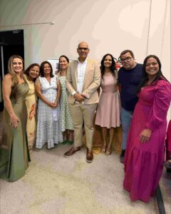 Cerimônia da Lamparina celebra compromisso de estudantes de Enfermagem da Uefs com o cuidado Em quarta edição, celebração reuniu estudantes do segundo semestre, familiares, docentes e representantes da universidade e do Coren-BA A luz de uma lamparina representa o conhecimento e a responsabilidade de cuidar da vida. Com esse simbolismo, o curso de Enfermagem da Universidade Estadual de Feira de Santana (Uefs) realizou, na sexta-feira (18), a quarta Cerimônia da Lamparina. A celebração reuniu estudantes do segundo semestre, familiares e docentes, reforçando o compromisso com uma formação pautada pela ética e pela humanidade. Participaram a reitora Amali Mussi, a pró-reitora de Ensino de Graduação, Rosa Eugênia Santana, e a enfermeira Fabia Quele, representante do Conselho Regional de Enfermagem da Bahia (Coren-BA). O encontro marcou uma etapa da trajetória acadêmica dos futuros profissionais, com a participação de pessoas que acompanham e apoiam esse percurso. Memória da profissão A tradição remete à atuação de Florence Nightingale, considerada precursora da enfermagem moderna, durante a Guerra da Crimeia, no século XIX. Com uma lamparina, ela percorria as enfermarias à noite para acompanhar os soldados feridos. As rondas lhe renderam o reconhecimento como Dama da Lâmpada, e o objeto se tornou um dos símbolos da enfermagem. Também chamada de Cerimônia da Lâmpada, a celebração integra atividades de formação em outras instituições de ensino. Na Uefs, a chama representa a dedicação e o conhecimento que devem acompanhar os estudantes ao longo da formação e do exercício profissional. “A chama simboliza a luz do conhecimento, a dedicação e o compromisso que passam a acompanhar cada futuro profissional no cuidado ao paciente”, destaca a professora Aisiane Cedraz Morais, coordenadora do Colegiado de Enfermagem. Cuidado e humanidade O significado da cerimônia ultrapassa a preparação técnica. Segundo as informações encaminhadas pelo curso, a celebração reforça a responsabilidade de cuidar com respeito, empatia, ética e humanidade. A lamparina acesa simboliza a orientação necessária diante de cada encontro, de cada desafio e de cada vida confiada aos cuidados da enfermagem. A presença de familiares e docentes aproxima a comunidade acadêmica desse compromisso e valoriza a rede de apoio aos estudantes. Ao conectar a memória da profissão à formação universitária, a cerimônia reafirma o cuidado humano como parte essencial da construção do conhecimento em enfermagem.