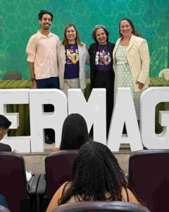 Cerimônia da Lamparina celebra compromisso de estudantes de Enfermagem da Uefs com o cuidado Em quarta edição, celebração reuniu estudantes do segundo semestre, familiares, docentes e representantes da universidade e do Coren-BA A luz de uma lamparina representa o conhecimento e a responsabilidade de cuidar da vida. Com esse simbolismo, o curso de Enfermagem da Universidade Estadual de Feira de Santana (Uefs) realizou, na sexta-feira (18), a quarta Cerimônia da Lamparina. A celebração reuniu estudantes do segundo semestre, familiares e docentes, reforçando o compromisso com uma formação pautada pela ética e pela humanidade. Participaram a reitora Amali Mussi, a pró-reitora de Ensino de Graduação, Rosa Eugênia Santana, e a enfermeira Fabia Quele, representante do Conselho Regional de Enfermagem da Bahia (Coren-BA). O encontro marcou uma etapa da trajetória acadêmica dos futuros profissionais, com a participação de pessoas que acompanham e apoiam esse percurso. Memória da profissão A tradição remete à atuação de Florence Nightingale, considerada precursora da enfermagem moderna, durante a Guerra da Crimeia, no século XIX. Com uma lamparina, ela percorria as enfermarias à noite para acompanhar os soldados feridos. As rondas lhe renderam o reconhecimento como Dama da Lâmpada, e o objeto se tornou um dos símbolos da enfermagem. Também chamada de Cerimônia da Lâmpada, a celebração integra atividades de formação em outras instituições de ensino. Na Uefs, a chama representa a dedicação e o conhecimento que devem acompanhar os estudantes ao longo da formação e do exercício profissional. “A chama simboliza a luz do conhecimento, a dedicação e o compromisso que passam a acompanhar cada futuro profissional no cuidado ao paciente”, destaca a professora Aisiane Cedraz Morais, coordenadora do Colegiado de Enfermagem. Cuidado e humanidade O significado da cerimônia ultrapassa a preparação técnica. Segundo as informações encaminhadas pelo curso, a celebração reforça a responsabilidade de cuidar com respeito, empatia, ética e humanidade. A lamparina acesa simboliza a orientação necessária diante de cada encontro, de cada desafio e de cada vida confiada aos cuidados da enfermagem. A presença de familiares e docentes aproxima a comunidade acadêmica desse compromisso e valoriza a rede de apoio aos estudantes. Ao conectar a memória da profissão à formação universitária, a cerimônia reafirma o cuidado humano como parte essencial da construção do conhecimento em enfermagem.