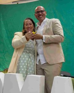 Cerimônia da Lamparina celebra compromisso de estudantes de Enfermagem da Uefs com o cuidado Em quarta edição, celebração reuniu estudantes do segundo semestre, familiares, docentes e representantes da universidade e do Coren-BA A luz de uma lamparina representa o conhecimento e a responsabilidade de cuidar da vida. Com esse simbolismo, o curso de Enfermagem da Universidade Estadual de Feira de Santana (Uefs) realizou, na sexta-feira (18), a quarta Cerimônia da Lamparina. A celebração reuniu estudantes do segundo semestre, familiares e docentes, reforçando o compromisso com uma formação pautada pela ética e pela humanidade. Participaram a reitora Amali Mussi, a pró-reitora de Ensino de Graduação, Rosa Eugênia Santana, e a enfermeira Fabia Quele, representante do Conselho Regional de Enfermagem da Bahia (Coren-BA). O encontro marcou uma etapa da trajetória acadêmica dos futuros profissionais, com a participação de pessoas que acompanham e apoiam esse percurso. Memória da profissão A tradição remete à atuação de Florence Nightingale, considerada precursora da enfermagem moderna, durante a Guerra da Crimeia, no século XIX. Com uma lamparina, ela percorria as enfermarias à noite para acompanhar os soldados feridos. As rondas lhe renderam o reconhecimento como Dama da Lâmpada, e o objeto se tornou um dos símbolos da enfermagem. Também chamada de Cerimônia da Lâmpada, a celebração integra atividades de formação em outras instituições de ensino. Na Uefs, a chama representa a dedicação e o conhecimento que devem acompanhar os estudantes ao longo da formação e do exercício profissional. “A chama simboliza a luz do conhecimento, a dedicação e o compromisso que passam a acompanhar cada futuro profissional no cuidado ao paciente”, destaca a professora Aisiane Cedraz Morais, coordenadora do Colegiado de Enfermagem. Cuidado e humanidade O significado da cerimônia ultrapassa a preparação técnica. Segundo as informações encaminhadas pelo curso, a celebração reforça a responsabilidade de cuidar com respeito, empatia, ética e humanidade. A lamparina acesa simboliza a orientação necessária diante de cada encontro, de cada desafio e de cada vida confiada aos cuidados da enfermagem. A presença de familiares e docentes aproxima a comunidade acadêmica desse compromisso e valoriza a rede de apoio aos estudantes. Ao conectar a memória da profissão à formação universitária, a cerimônia reafirma o cuidado humano como parte essencial da construção do conhecimento em enfermagem.