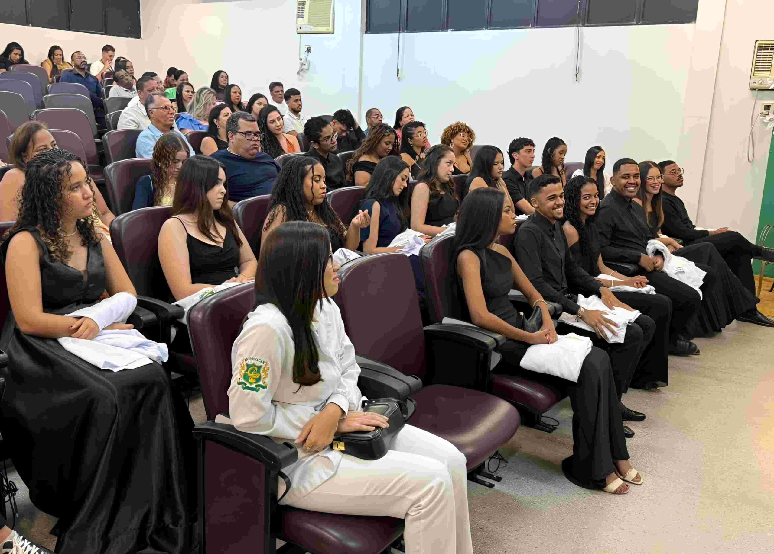 Cerimônia da Lamparina celebra compromisso de estudantes de Enfermagem da Uefs com o cuidado Em quarta edição, celebração reuniu estudantes do segundo semestre, familiares, docentes e representantes da universidade e do Coren-BA A luz de uma lamparina representa o conhecimento e a responsabilidade de cuidar da vida. Com esse simbolismo, o curso de Enfermagem da Universidade Estadual de Feira de Santana (Uefs) realizou, na sexta-feira (18), a quarta Cerimônia da Lamparina. A celebração reuniu estudantes do segundo semestre, familiares e docentes, reforçando o compromisso com uma formação pautada pela ética e pela humanidade. Participaram a reitora Amali Mussi, a pró-reitora de Ensino de Graduação, Rosa Eugênia Santana, e a enfermeira Fabia Quele, representante do Conselho Regional de Enfermagem da Bahia (Coren-BA). O encontro marcou uma etapa da trajetória acadêmica dos futuros profissionais, com a participação de pessoas que acompanham e apoiam esse percurso. Memória da profissão A tradição remete à atuação de Florence Nightingale, considerada precursora da enfermagem moderna, durante a Guerra da Crimeia, no século XIX. Com uma lamparina, ela percorria as enfermarias à noite para acompanhar os soldados feridos. As rondas lhe renderam o reconhecimento como Dama da Lâmpada, e o objeto se tornou um dos símbolos da enfermagem. Também chamada de Cerimônia da Lâmpada, a celebração integra atividades de formação em outras instituições de ensino. Na Uefs, a chama representa a dedicação e o conhecimento que devem acompanhar os estudantes ao longo da formação e do exercício profissional. “A chama simboliza a luz do conhecimento, a dedicação e o compromisso que passam a acompanhar cada futuro profissional no cuidado ao paciente”, destaca a professora Aisiane Cedraz Morais, coordenadora do Colegiado de Enfermagem. Cuidado e humanidade O significado da cerimônia ultrapassa a preparação técnica. Segundo as informações encaminhadas pelo curso, a celebração reforça a responsabilidade de cuidar com respeito, empatia, ética e humanidade. A lamparina acesa simboliza a orientação necessária diante de cada encontro, de cada desafio e de cada vida confiada aos cuidados da enfermagem. A presença de familiares e docentes aproxima a comunidade acadêmica desse compromisso e valoriza a rede de apoio aos estudantes. Ao conectar a memória da profissão à formação universitária, a cerimônia reafirma o cuidado humano como parte essencial da construção do conhecimento em enfermagem.