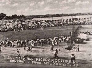 Expofeira era realizada em fevereiro e jornal atribuía ao fisco declínio da feira de gadoAntes de setembro se consolidar como o mês da Expofeira, as primeiras exposições agropecuárias de Feira de Santana foram realizadas em fevereiro. A edição inaugural ocorreu de 19 a 26 de fevereiro de 1967 e marcou também a inauguração do parque de eexposição com a presença do governador Lomanto Júnior, de autoridades, pecuaristas e milhares de visitantes.

Reportagem da Folha do Norte publicada no sábado, 25 de fevereiro de 1967, informou que cerca de 1.500 animais estavam expostos. Entre os participantes citados estavam Gil Marques Porto, um dos idealizadores do parque, e Jorge Calmon, então secretário do Interior do Governo da Bahia. O recorte consultado pertence ao acervo do Museu Casa do Sertão, da Uefs.