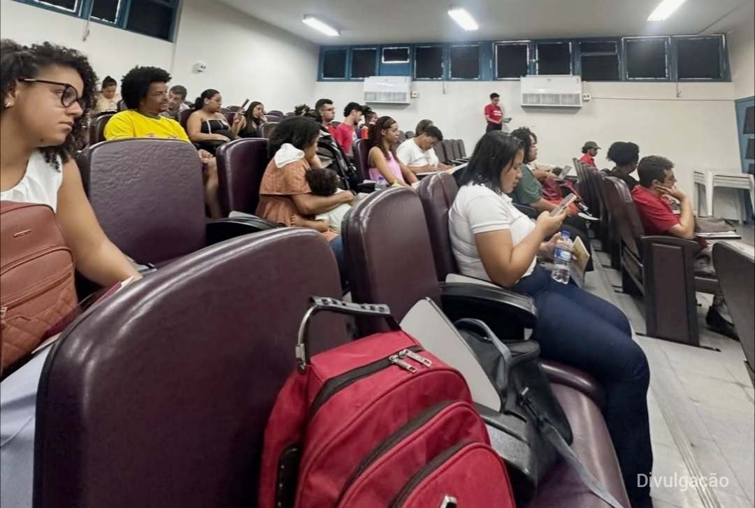 Projeto A Uefs Vai à Escola participa do acolhimento a estudantes do Pronera O projeto de extensão A Uefs Vai à Escola participou, nesta quarta-feira (9), da Semana de Acolhimento da turma do Pronera 2026.2, na Universidade Estadual de Feira de Santana (Uefs). A atividade integrou a roda de conversa 'Conhecendo o Curso de Direito da Uefs'. O encontro contou com a participação dos professores Agenor Sampaio e José Lima de Menezes. Durante a conversa, os estudantes receberam informações sobre a formação oferecida pelo curso de Direito, as possibilidades profissionais e os diferentes espaços de atuação na área jurídica.