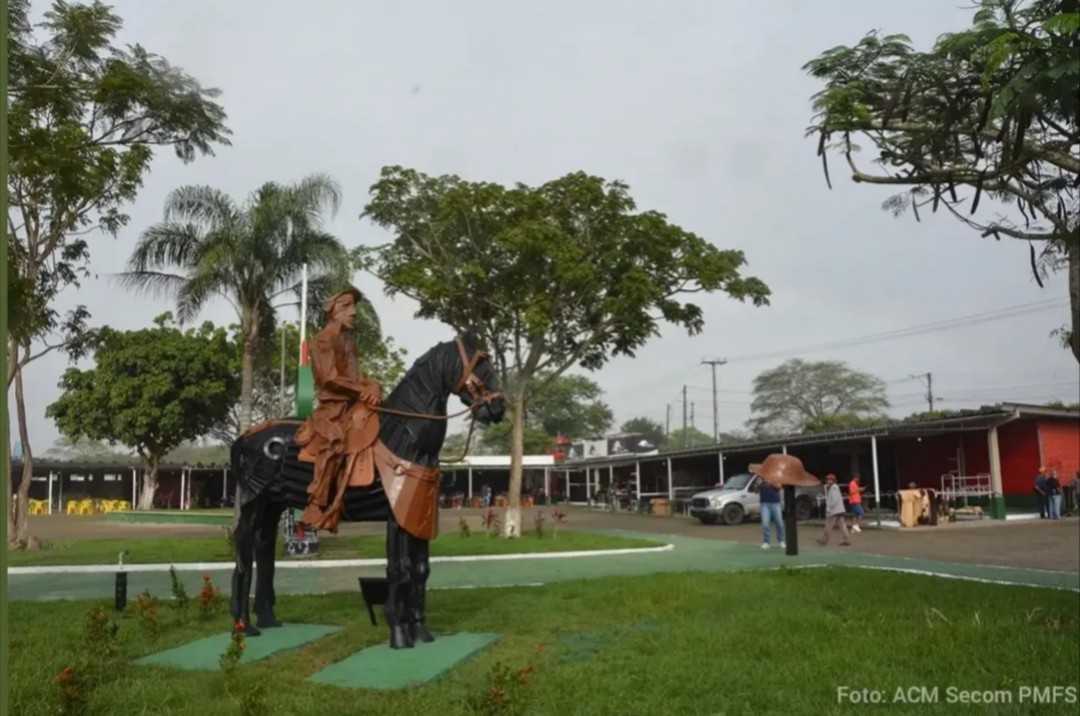 Jornalistas e economista visitam o Campo do Gado Novo e sugerem valorização cultural O Campo do Gado Novo guarda uma parte da identidade de Feira de Santana que merece ser mais conhecida e valorizada. Nessa segunda-feira (21), uma visita ao local reuniu os jornalistas Everaldo Goes, Glauco Wanderley e Jânio Rêgo e o economista e professor da Uefs Antônio Rosevaldo Ferreira. Além de observar o comércio de animais, o grupo conversou sobre possibilidades de fortalecer o espaço como ponto de cultura, lazer e convivência. Instalado no bairro de mesmo nome, o complexo mantém uma atividade ligada à formação da cidade. O movimento encontrado, porém, foi pequeno. As segundas-feiras tradicionalmente marcadas por intensa circulação de compradores, criadores e comerciantes deram lugar, naquela manhã, a poucos estabelecimentos abertos, inclusive selarias. Entre os criadores presentes estava Carlos César Souza, que contou ter se deslocado do distrito da Matinha para comercializar bezerros nelore. Em um período de estiagem, o encontro também trouxe à conversa a importância das chuvas para a atividade rural e para quem vive da criação de animais. Mesmo com a circulação reduzida, o Campo do Gado conserva atrativos. Restaurantes, comidas, bebidas e vaqueiros a cavalo compõem um ambiente agradável, de encontros e conversas, onde os costumes sertanejos permanecem vivos. Na avaliação do grupo, uma programação cultural permanente poderia atrair novos públicos, beneficiar os estabelecimentos e ampliar as oportunidades de trabalho e renda. Entre as possibilidades discutidas estão apresentações culturais, valorização da culinária regional e eventos ligados às tradições dos vaqueiros. Os visitantes também lembraram as vaquejadas que, no passado, atraíam pessoas de diversos estados brasileiros. A proposta é fortalecer essa vocação cultural, somando atividades ao comércio de gado e dando maior visibilidade ao equipamento. Há ali mais que currais e negócios. Há saberes, sabores e histórias de quem mantém viva a relação de Feira com o campo. Aproximar a população desse patrimônio pode ajudar a escrever um novo capítulo para o lugar. 22/09/26