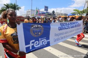 Desfile de 7 de Setembro reúne milhares de pessoas em Feira Solenidade na Avenida Presidente Dutra teve participação de militares, estudantes, autoridades e representantes do Grito dos Excluídos Milhares de pessoas acompanharam, na manhã desta segunda-feira (7), o desfile cívico-militar em comemoração aos 204 anos da Independência do Brasil. A programação foi realizada na Avenida Presidente Dutra e começou por volta das 8h, com o hasteamento da Bandeira Nacional diante do palanque das autoridades. O público ocupou as laterais da avenida desde as primeiras horas do dia, enquanto o céu encoberto tornou a temperatura mais amena.