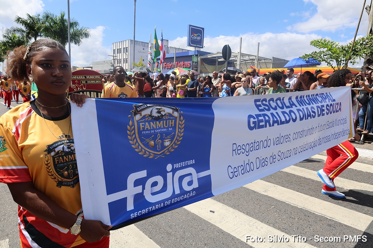 Desfile de 7 de Setembro reúne milhares de pessoas em Feira Solenidade na Avenida Presidente Dutra teve participação de militares, estudantes, autoridades e representantes do Grito dos Excluídos Milhares de pessoas acompanharam, na manhã desta segunda-feira (7), o desfile cívico-militar em comemoração aos 204 anos da Independência do Brasil. A programação foi realizada na Avenida Presidente Dutra e começou por volta das 8h, com o hasteamento da Bandeira Nacional diante do palanque das autoridades. O público ocupou as laterais da avenida desde as primeiras horas do dia, enquanto o céu encoberto tornou a temperatura mais amena.