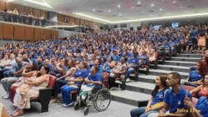 Valor da educação é destacado durante sanção do Bolsa Permanência em Feira Programa prevê R$ 200 mensais para estudantes da Educação de Jovens e Adultos da rede municipal A importância da educação para ampliar oportunidades e transformar trajetórias foi destacada pelo prefeito José Ronaldo de Carvalho durante a sanção da lei que institui o Programa de Incentivo Bolsa Permanência para estudantes da Educação de Jovens e Adultos (EJA). O ato foi realizado na noite dessa terça-feira, 29 de setembro, no Auditório da Secretaria Municipal de Educação de Feira de Santana, com a presença do vice-prefeito e secretário de Educação, Pablo Roberto.