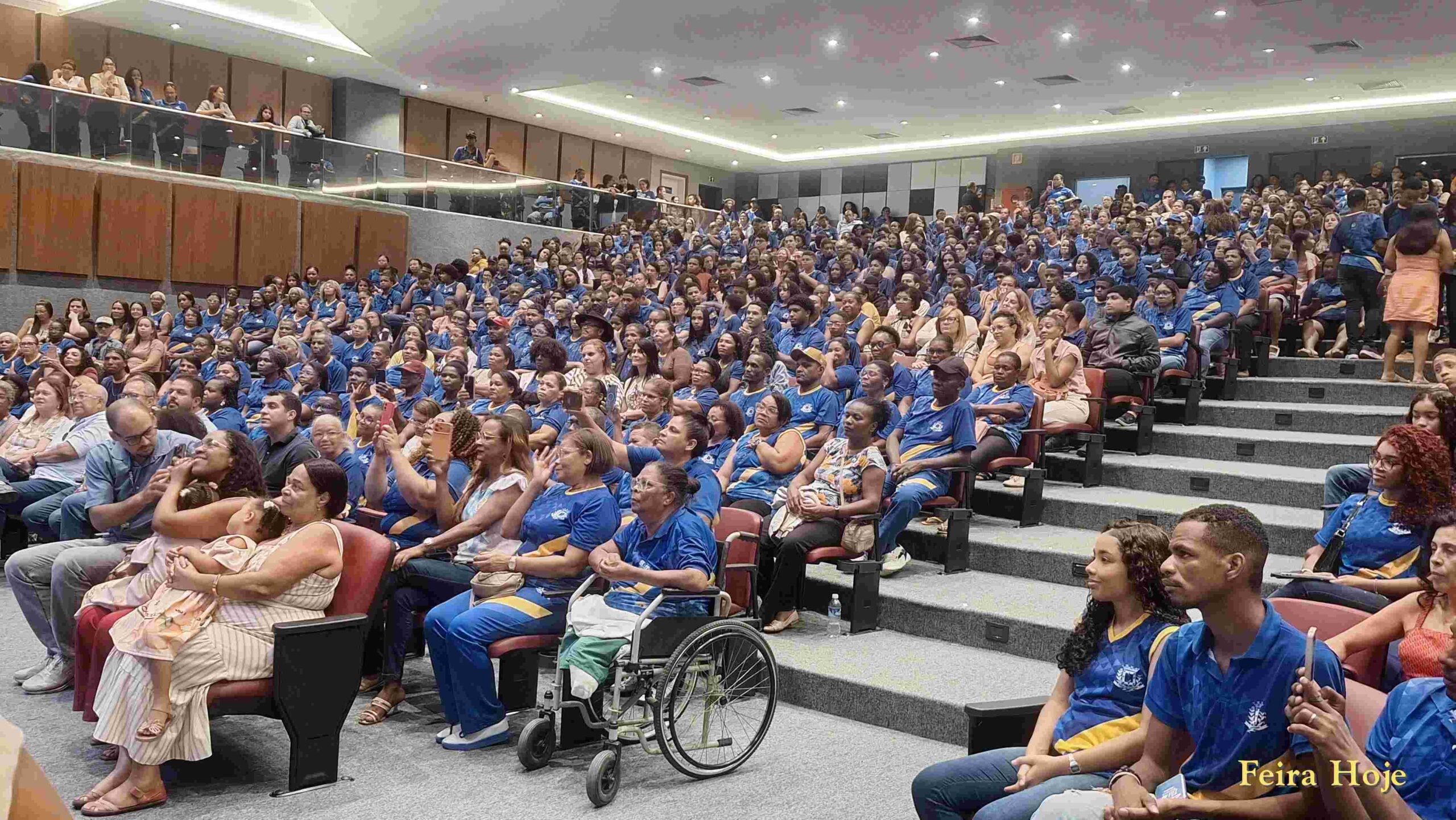 Valor da educação é destacado durante sanção do Bolsa Permanência em Feira Programa prevê R$ 200 mensais para estudantes da Educação de Jovens e Adultos da rede municipal A importância da educação para ampliar oportunidades e transformar trajetórias foi destacada pelo prefeito José Ronaldo de Carvalho durante a sanção da lei que institui o Programa de Incentivo Bolsa Permanência para estudantes da Educação de Jovens e Adultos (EJA). O ato foi realizado na noite dessa terça-feira, 29 de setembro, no Auditório da Secretaria Municipal de Educação de Feira de Santana, com a presença do vice-prefeito e secretário de Educação, Pablo Roberto.