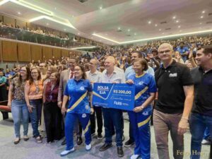Valor da educação é destacado durante sanção do Bolsa Permanência em Feira Programa prevê R$ 200 mensais para estudantes da Educação de Jovens e Adultos da rede municipal A importância da educação para ampliar oportunidades e transformar trajetórias foi destacada pelo prefeito José Ronaldo de Carvalho durante a sanção da lei que institui o Programa de Incentivo Bolsa Permanência para estudantes da Educação de Jovens e Adultos (EJA). O ato foi realizado na noite dessa terça-feira, 29 de setembro, no Auditório da Secretaria Municipal de Educação de Feira de Santana, com a presença do vice-prefeito e secretário de Educação, Pablo Roberto.