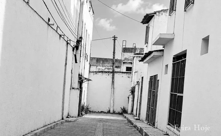 Pesquisa revela o cotidiano de famílias no Beco da Energia nas décadas de 1950 e 1960 Estudo reúne memórias de antigos moradores e frequentadores da rua, onde residências, pequenos comércios e estabelecimentos ligados à prostituição dividiam o mesmo espaço Na rua 13 de Novembro, conhecida como Beco da Energia, no centro de Feira de Santana, havia residências, pequenos comércios e estabelecimentos ligados à prostituição nas décadas de 1950 e 1960. As lembranças de quem viveu ou frequentou o local são o centro de um artigo publicado em 2021 na Revista Espacialidades, que recupera aspectos pouco conhecidos do cotidiano daquela rua. O trabalho é de Lucymara da Silva Carvalho e Maria Aparecida Prazeres Sanches. Na apresentação do artigo, Lucymara era mestranda em História Social na Universidade Estadual de Feira de Santana (Uefs) e pesquisava temas como memória, família e prostituição. Maria Aparecida, doutora em História e professora da Uefs, desenvolvia estudos sobre mulheres, relações raciais e cultura popular.