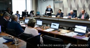 CCJ do Senado aprova PEC que acaba com jornada 6x1 Matéria ainda precisa passar pelo plenário da Casa em dois turnos A Comissão de Constituição e Justiça (CCJ) do Senado aprovou, nesta quarta-feira (2), por votação simbólica, a proposta de emenda à Constituição (PEC) que põe fim à jornada de seis dias de trabalho por um de descanso (6x1). A matéria ainda precisa passar pelo plenário da Casa, em dois turnos de votação. 