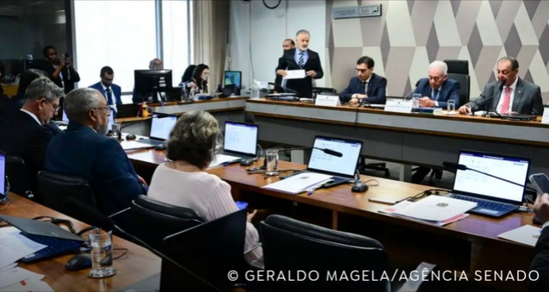 CCJ do Senado aprova PEC que acaba com jornada 6x1 Matéria ainda precisa passar pelo plenário da Casa em dois turnos A Comissão de Constituição e Justiça (CCJ) do Senado aprovou, nesta quarta-feira (2), por votação simbólica, a proposta de emenda à Constituição (PEC) que põe fim à jornada de seis dias de trabalho por um de descanso (6x1). A matéria ainda precisa passar pelo plenário da Casa, em dois turnos de votação. 