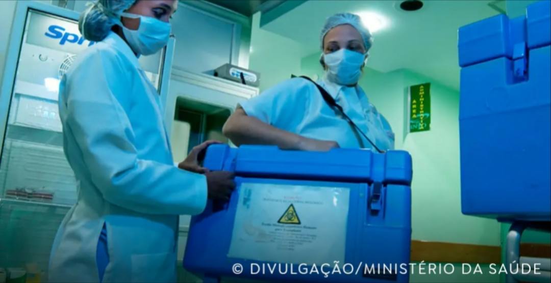 Recusa familiar à doação de órgãos chega a 45% A decisão de doar órgãos pode transformar a dor da perda em esperança para pessoas que aguardam um transplante. No Brasil, porém, quase metade das famílias consultadas não autoriza o procedimento após a confirmação da morte encefálica. Reportagem da Agência Brasil informa que a taxa média de recusa familiar à doação de órgãos é de 45%. O índice varia entre estados e até entre hospitais de uma mesma cidade, indicando que a decisão não depende apenas da disposição das famílias, mas também do acolhimento e da comunicação oferecidos pelas instituições de saúde.