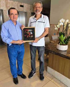 Obra de Fernando Alves é o centésimo livro da Biblioteca Digital Outran BorgesBiografia de Maria Quitéria, publicada em 1952 e doada pelo filho do autor, marca o aniversário de Feira de Santana e terá reedição sob a chancela da AFL A Biografia de Maria Quitéria de Jesus, de Fernando Alves, tornou-se o centésimo livro da Biblioteca Digital Outran Borges, da Academia Feirense de Letras (AFL). Publicada em 1952, a obra foi incorporada ao acervo digital em 18 de setembro, aniversário de emancipação política de Feira de Santana, aproximando a celebração da cidade da memória de uma das principais personagens das lutas pela Independência do Brasil na Bahia. O livro foi doado por Fernando Alves Dias Filho, acadêmico correspondente da AFL em Salvador e filho do escritor, patrono da Cadeira 27, ocupada por Franklin Maxado. O presidente da Academia, João Batista de Cerqueira, saudou a iniciativa como “um presente histórico da Academia Feirense de Letras” e anunciou a reedição da obra sob a chancela da instituição. A publicação contará com um perfil biográfico do autor escrito pelo filho.