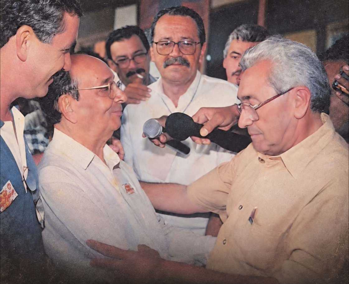 Falcão e Josué Mello na votação em primeiro turno, ao lado dos políticos Nantes Vieira e Antônio Carlos Machado, já falecidos, e Humberto Cedraz O pleito de 1996 foi decidido no segundo turno, elegeu José Falcão e definiu os 21 integrantes da Câmara Municipal. Por Everaldo Goes Em 1996, Feira de Santana participou da estreia das urnas eletrônicas nas eleições municipais brasileiras. Ao lado de Salvador, foi uma das duas primeiras cidades da Bahia a utilizar o equipamento. O primeiro turno ocorreu em 3 de outubro e o segundo, em 15 de novembro. Nove candidatos disputaram a Prefeitura, o maior número registrado na série de resultados municipais de Feira disponível de 1996 a 2024. Os candidatos disputavam a sucessão de José Raimundo de Azevêdo (PSDB). Ele havia assumido o Executivo em 1994, após a