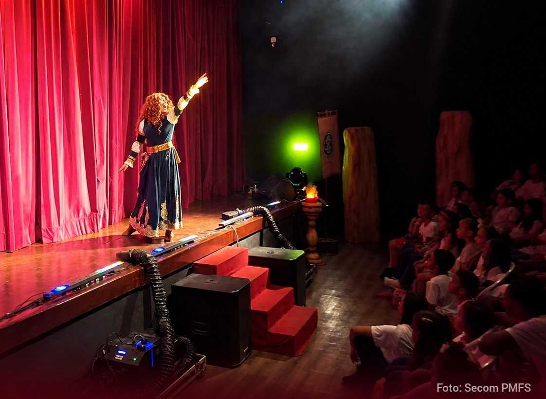 Primeiro teatro de Feira funcionou no centro, próximo ao Tênis Trajetória do Margarida Ribeiro começou na Rua Carlos Gomes e ganhou novo endereço em 1982, por iniciativa do prefeito José Raimundo de Azevêdo O primeiro Teatro Margarida Ribeiro funcionou na Rua Carlos Gomes, no centro de Feira de Santana, próximo ao Feira Tênis Clube, popularmente conhecido como Tênis. Inaugurado em 1971, o espaço ocupava um antigo boliche alugado pela Prefeitura para oferecer aos artistas um local de ensaios e apresentações. Segundo o histórico divulgado pelo município, a abertura teve o espetáculo Cleóputo, de Antônio Miranda. Até então, grupos teatrais recorriam a cinemas, auditórios e ambientes improvisados para apresentar os trabalhos. Em novembro de 1982, o então prefeito José Raimundo Pereira de Azevêdo transformou o auditório do Colégio Monteiro Lobato, no bairro Capuchinhos, em teatro municipal, atendendo a uma reivindicação da classe artística. O trabalho contou com a participação de outras pessoas, entre elas o artista plástico Juraci Dórea. Instalado no novo endereço, o Teatro Margarida Ribeiro teve um concerto da Orquestra Sinfônica da Bahia na programação de abertura. Transformações do espaço Ao longo dos anos, o Margarida Ribeiro passou por diferentes intervenções. Em 2008, recebeu refrigeração, novas poltronas, áreas destinadas a pessoas com deficiência, equipamentos de som e iluminação cênica, camarins e bilheteria. Em 2017, foram realizados serviços nas instalações elétricas e implantados sistemas de proteção contra incêndio e descargas atmosféricas. Em 2025, permaneceu fechado durante quatro meses para pintura, manutenção elétrica e hidráulica, substituição do piso de madeira, recuperação das poltronas e dos sanitários, além de reforma e ampliação dos camarins. A reabertura ocorreu em outubro, com atividades do Festival Nacional de Teatro Infantil de Feira de Santana. Segundo a Prefeitura, em agosto de 2026 houve troca de todas as poltronas, reforma do palco e melhorias nos equipamentos sonoros e de iluminação. Outro equipamento municipal é o Centro de Cultura Maestro Miro, implantado em 2004, no Muchila. O complexo abriga o Teatro Ângela Oliveira, o Foyer Jota Morbeck e a Galeria de Arte Aliomar Simas, além de sediar o programa Arte de Viver, com atividades gratuitas de teatro, dança, música e artes plásticas. Após intervenções em diferentes períodos, o centro foi reinaugurado em março de 2026, com melhorias na estrutura, climatização, piso, redes elétrica e hidráulica, paisagismo e espaços de oficinas. O Teatro Ângela Oliveira recebeu 302 novas poltronas e espaços adaptados para cadeirantes, conforme informações municipais. Arte e memória A estrutura cultural da cidade também reúne o Teatro do Cuca-Uefs, o Complexo Cultural Amélio Amorim, o Teatro Carlos Pita, no Centro de Convenções, e o Teatro do Centro Cultural Sesc. O Auditório da Secretaria Municipal de Educação integra os espaços utilizados para apresentações e atividades culturais. Mantidos por diferentes instituições, esses equipamentos ampliam as possibilidades de circulação dos espetáculos, formação de artistas e aproximação entre a produção cênica e a população. Celebrado em 19 de setembro, o Dia Nacional do Teatro convida a reconhecer o trabalho de atores, diretores, dramaturgos, técnicos e produtores, mas também a importância de manter espaços adequados e acessíveis. Em Feira de Santana, a trajetória do Margarida Ribeiro ajuda a compreender como a mobilização artística e as iniciativas do poder público contribuíram para a conquista desses ambientes. Além do entretenimento, os palcos oferecem oportunidades de educação, reflexão e preservação da memória, permitindo que novas gerações tenham contato com a arte. Com informações Secom PMFS  20/09/26