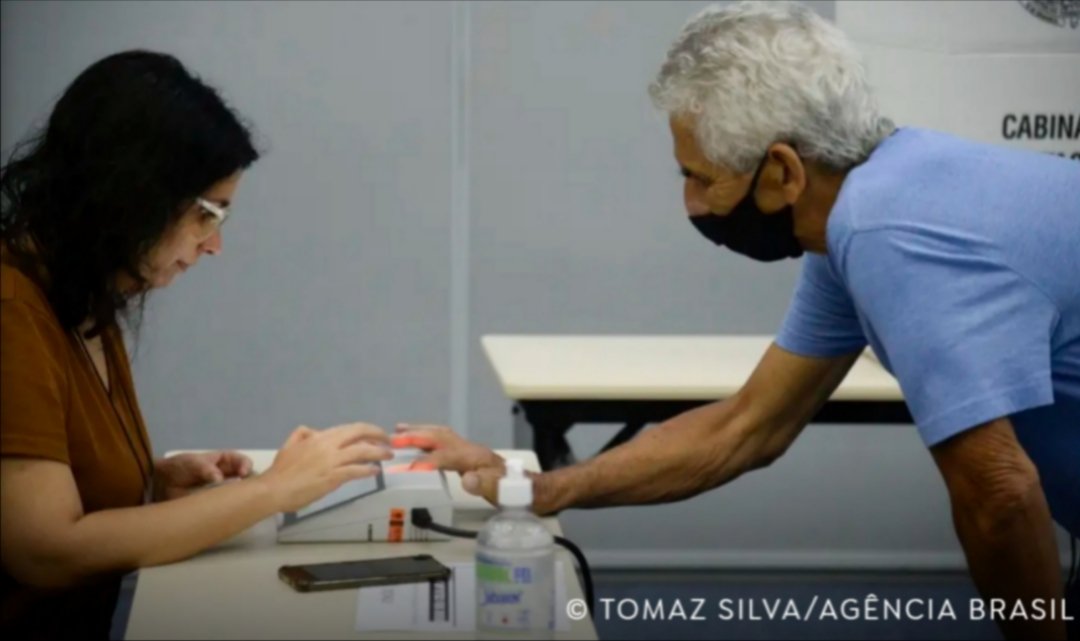Aposentado ou pensionista que votar não precisará fazer Prova de Vida Governo vai cruzar informações da Justiça Eleitoral com base do INSS Aposentados e pensionistas do Instituto Nacional do Seguro Social (INSS) que comparecerem para votar nas eleições de outubro não precisarão fazer a verificação da Prova de Vida neste ano. De acordo com o Ministério da Previdência Social, a verificação vai ocorrer de forma automática a partir do cruzamento das informações da Justiça Eleitoral com a base de dados do INSS. A Prova de Vida é um procedimento anual cujo objetivo é identificar se o titular do benefício previdenciário ou assistencial continua vivo para garantir a manutenção de pagamentos. O ministro da Previdência Social, Wolney Queiroz, disse que a medida facilita a vida dos pensionistas. “A Prova de Vida pode se dar por meio do comparecimento eleitoral. Então, se você for votar no dia das eleições, você já terá a prova de vida realizada. O INSS recebe esses dados e já computa como prova de vida”, explicou. Segundo a pasta, o procedimento abrange atualmente cerca de 40 milhões de beneficiários ativos, entre aposentadorias, pensões e benefícios assistenciais. Além disso, desde 2019, como forma de reduzir filas e custos para processo de Prova de Vida, o comparecimento presencial deixou de ser regra, estabelecendo que o INSS busque, de forma proativa, dados que confirmem a condição de vida do cidadão. Luciano Nascimento - EBC Edição: Denise Griesinger 23/09/26