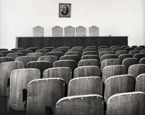 Quem lembra que a Biblioteca Municipal Arnold Ferreira da Silva tinha auditório? Pois é! São poucos os registros sobre a existência do espaço, que tinha capacidade para 180 pessoas sentadas. Lembro que no ano da morte de Olney São Paulo, em 1978, foi realizada nesse espaço — que ficou superlotado — a primeira homenagem póstuma ao cineasta, com a exibição de fragmentos de "Um Crime na Rua", "Ciganos do Nordeste" e "Pinto Vem Aí". Foi promovida pela Secretaria de Turismo, que englobava Cultura, na gestão de Antonio Miranda, governo de Colbert Martins. Dimas Oliveira era diretor do órgão. As imagens do auditório cheio, uma em preto e branco e outra colorida artificialmente, foram trabalhadas por Rafael Valverde, da Rafael Design. Dimas Oliveira é jornalista, crítico de cinema e editor do Blog Demais (oliveiradimas.blogspot.com). Membro efetivo da Academia Feirense de Letras, ocupa a Cadeira 16, que tem como patrono Áureo de Oliveira Filho. #FeiraDeSantana #MemóriaFeirense #BibliotecaMunicipal #DimasOliveira #OlneySãoPaulo