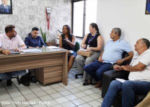 Entidades discutem novos pontos de abastecimento para levar água às comunidades rurais Proposta busca encurtar percursos dos caminhões-pipa e ampliar o atendimento às famílias afetadas pela estiagem A criação de novos pontos de abastecimento em localidades estratégicas de Feira de Santana foi uma das medidas debatidas pelo secretário municipal de Agricultura, Recursos Hídricos e Desenvolvimento Rural, Silvaney Araújo, e representantes de órgãos públicos e entidades, nesta quarta-feira (14). A proposta busca facilitar o trabalho dos caminhões-pipa e dos tratores com reservatórios menores que atendem às comunidades rurais mais distantes da sede. Durante o encontro, foram discutidas alternativas para melhorar a distribuição de água pelos sete caminhões-pipa vinculados ao contrato vigente da Prefeitura. Com mais locais disponíveis para abastecer os veículos, a expectativa é reduzir o tempo de deslocamento e permitir mais viagens por dia, ampliando o atendimento às famílias que enfrentam dificuldades de acesso à água potável. Prioridade para o consumo humano A reunião, promovida pela Secretaria Municipal de Agricultura, Recursos Hídricos e Desenvolvimento Rural (Seagri), também tratou do planejamento das ações imediatas e para os próximos meses. A prioridade é assegurar água para consumo humano, uso doméstico e higiene pessoal. Em um segundo momento, o planejamento deve contemplar as necessidades dos animais e da produção rural. Entre os encaminhamentos estão o aperfeiçoamento das rotas de distribuição e a busca de alternativas para ampliar a infraestrutura de abastecimento, em articulação com a Empresa Baiana de Águas e Saneamento (Embasa) e as demais instituições. O material divulgado pela Prefeitura não informa os locais previstos para os novos pontos nem o prazo para implantação. Articulação entre instituições Silvaney destacou a participação conjunta dos órgãos e entidades no enfrentamento à estiagem. “Reunimos representantes de diferentes órgãos e entidades que, juntos, podem contribuir para que a população sofra menos com a falta de água”, afirmou. Segundo o secretário, o encontro resultou em encaminhamentos para atender às comunidades afetadas. Participaram da reunião representantes da Embasa, a secretária municipal de Meio Ambiente e Recursos Naturais, Jaciara Costa; o secretário de Governo, Neto Bahia; o coordenador da Defesa Civil Municipal, Antônio José do Rosário; e a presidente do Sindicato dos Trabalhadores Rurais, Adriana Lima, além de representantes de outras secretarias e entidades. Siga @feirahoje 15/10/25