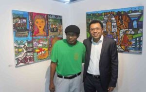 Por onde anda Tonho da Bahia?Em setembro de 2022, Tonho da Bahia ocupava o centro das atenções na reabertura da Galeria de Arte Carlo Barbosa, do Centro Universitário de Cultura e Arte (Cuca), da Uefs. Os quadros de José Antônio dos Santos Pereira levavam para aquele espaço as cores e o cotidiano de Feira de Santana. Quatro anos depois, cabe perguntar à Universidade o que ocorreu com a trajetória artística que a própria instituição ajudou a revelar. Auxiliar de serviços gerais e trabalhador terceirizado, Tonho encontrou no ambiente onde trabalhava uma oportunidade de formação. Em 2014, aos 54 anos, começou a participar das oficinas do Cuca. Aprendeu desenho com Avelina Bitencourt e pintura com Jorge Galeano. Em 2017, uma obra foi selecionada para a Bienal Internacional de Arte Naïf Totem Cor-Ação, em Socorro, no interior de São Paulo. Na exposição de 2022, o então reitor Evandro do Nascimento afirmou que a iniciativa “cumpre um papel de valorizar a obra de um artista da terra”. Também destacou que Tonho “tem um estilo muito próprio de uso de determinadas cores, mas com a temática muito presente na nossa realidade de Feira de Santana e de nossa região”. Defendeu, ainda, esforços de valorização “dos nossos potenciais”. Há pelo menos um registro institucional posterior. A programação da Feira de Graduação da Uefs, em outubro de 2024, anunciou a exposição de uma obra de Tonho entre as atividades do Cuca. Esse anúncio, entretanto, não esclarece como prosseguiu a produção do artista, quais oportunidades recebeu desde então ou qual relação mantém atualmente com o centro de cultura. Ou se ele foi convidado e esteve presente.  Esquecimento  Tonho continua pintando? Participa de oficinas e exposições? Permanece trabalhando na Universidade? Houve transferência do Cuca para o campus e, em caso positivo, por qual motivo? Que acompanhamento e incentivo à produção artística foram mantidos? São perguntas dirigidas à Uefs e ao Cuca sobre uma trajetória apresentada publicamente como exemplo dos resultados da formação cultural. A história de Tonho merece continuidade e visibilidade. Ao reconhecer naquele trabalhador um artista capaz de representar Feira de Santana, a Universidade mostrou o alcance de uma oportunidade. Agora, não pode simplesmente deixar no esquecimento. Cabe esclarecer os caminhos dessa trajetória e quais possibilidades existem para que o público volte a encontrar Tonho da Bahia e a produção dele. 18/10/26