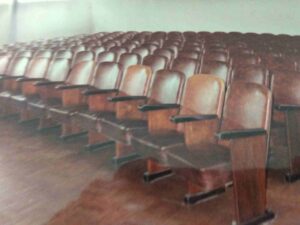 Quem lembra que a Biblioteca Municipal Arnold Ferreira da Silva tinha auditório? Pois é! São poucos os registros sobre a existência do espaço, que tinha capacidade para 180 pessoas sentadas. Lembro que no ano da morte de Olney São Paulo, em 1978, foi realizada nesse espaço — que ficou superlotado — a primeira homenagem póstuma ao cineasta, com a exibição de fragmentos de "Um Crime na Rua", "Ciganos do Nordeste" e "Pinto Vem Aí". Foi promovida pela Secretaria de Turismo, que englobava Cultura, na gestão de Antonio Miranda, governo de Colbert Martins. Dimas Oliveira era diretor do órgão. As imagens do auditório cheio, uma em preto e branco e outra colorida artificialmente, foram trabalhadas por Rafael Valverde, da Rafael Design. Dimas Oliveira é jornalista, crítico de cinema e editor do Blog Demais (oliveiradimas.blogspot.com). Membro efetivo da Academia Feirense de Letras, ocupa a Cadeira 16, que tem como patrono Áureo de Oliveira Filho. #FeiraDeSantana #MemóriaFeirense #BibliotecaMunicipal #DimasOliveira #OlneySãoPaulo