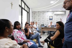 Entidades discutem novos pontos de abastecimento para levar água às comunidades rurais Proposta busca encurtar percursos dos caminhões-pipa e ampliar o atendimento às famílias afetadas pela estiagem A criação de novos pontos de abastecimento em localidades estratégicas de Feira de Santana foi uma das medidas debatidas pelo secretário municipal de Agricultura, Recursos Hídricos e Desenvolvimento Rural, Silvaney Araújo, e representantes de órgãos públicos e entidades, nesta quarta-feira (14). A proposta busca facilitar o trabalho dos caminhões-pipa e dos tratores com reservatórios menores que atendem às comunidades rurais mais distantes da sede. Durante o encontro, foram discutidas alternativas para melhorar a distribuição de água pelos sete caminhões-pipa vinculados ao contrato vigente da Prefeitura. Com mais locais disponíveis para abastecer os veículos, a expectativa é reduzir o tempo de deslocamento e permitir mais viagens por dia, ampliando o atendimento às famílias que enfrentam dificuldades de acesso à água potável. Prioridade para o consumo humano A reunião, promovida pela Secretaria Municipal de Agricultura, Recursos Hídricos e Desenvolvimento Rural (Seagri), também tratou do planejamento das ações imediatas e para os próximos meses. A prioridade é assegurar água para consumo humano, uso doméstico e higiene pessoal. Em um segundo momento, o planejamento deve contemplar as necessidades dos animais e da produção rural. Entre os encaminhamentos estão o aperfeiçoamento das rotas de distribuição e a busca de alternativas para ampliar a infraestrutura de abastecimento, em articulação com a Empresa Baiana de Águas e Saneamento (Embasa) e as demais instituições. O material divulgado pela Prefeitura não informa os locais previstos para os novos pontos nem o prazo para implantação. Articulação entre instituições Silvaney destacou a participação conjunta dos órgãos e entidades no enfrentamento à estiagem. “Reunimos representantes de diferentes órgãos e entidades que, juntos, podem contribuir para que a população sofra menos com a falta de água”, afirmou. Segundo o secretário, o encontro resultou em encaminhamentos para atender às comunidades afetadas. Participaram da reunião representantes da Embasa, a secretária municipal de Meio Ambiente e Recursos Naturais, Jaciara Costa; o secretário de Governo, Neto Bahia; o coordenador da Defesa Civil Municipal, Antônio José do Rosário; e a presidente do Sindicato dos Trabalhadores Rurais, Adriana Lima, além de representantes de outras secretarias e entidades. Siga @feirahoje 15/10/25
