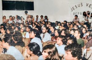 Quem lembra que a Biblioteca Municipal Arnold Ferreira da Silva tinha auditório? Pois é! São poucos os registros sobre a existência do espaço, que tinha capacidade para 180 pessoas sentadas. Lembro que no ano da morte de Olney São Paulo, em 1978, foi realizada nesse espaço — que ficou superlotado — a primeira homenagem póstuma ao cineasta, com a exibição de fragmentos de "Um Crime na Rua", "Ciganos do Nordeste" e "Pinto Vem Aí". Foi promovida pela Secretaria de Turismo, que englobava Cultura, na gestão de Antonio Miranda, governo de Colbert Martins. Dimas Oliveira era diretor do órgão. As imagens do auditório cheio, uma em preto e branco e outra colorida artificialmente, foram trabalhadas por Rafael Valverde, da Rafael Design. Dimas Oliveira é jornalista, crítico de cinema e editor do Blog Demais (oliveiradimas.blogspot.com). Membro efetivo da Academia Feirense de Letras, ocupa a Cadeira 16, que tem como patrono Áureo de Oliveira Filho. #FeiraDeSantana #MemóriaFeirense #BibliotecaMunicipal #DimasOliveira #OlneySãoPaulo