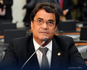 Ângelo Almeida tem o quarto maior aumento de votos na disputa pela Alba O deputado feirense Ângelo Almeida (PT) conquistou a reeleição com 87.532 votos na Bahia, contra 59.841 em 2022. O acréscimo de 27.691 votos representa crescimento de 46,27% e coloca o parlamentar na quarta posição entre os maiores aumentos nominais dos candidatos que disputaram uma vaga na Assembleia Legislativa nos dois pleitos.
