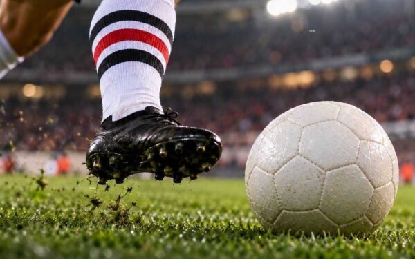 Eliminado pelo Estudiantes dentro de campo, o Flamengo tenta chegar à final da Libertadores pelo tapetão. O clube acionou a Conmebol para questionar a escalação do zagueiro Marcos Rojo e pede que a partida de volta da semifinal seja convertida em vitória rubro-negra por três a zero. As duas partidas terminaram sem gols. Na quinta-feira (22), no Maracanã, o time argentino venceu a disputa de pênaltis por três a dois e conquistou a vaga para enfrentar o Palmeiras na decisão. Rojo teve a inscrição na competição inicialmente rejeitada pela Conmebol. O Estudiantes, entretanto, recorreu ao Tribunal Arbitral do Esporte (TAS) e conseguiu autorização para utilizar o defensor no confronto decisivo. O Flamengo contesta a regularidade da escalação mesmo com essa liberação. Para sustentar o pedido, o clube carioca recorre ao precedente do Santos na Libertadores de 2018. Naquela edição, um empate sem gols com o Independiente foi transformado em derrota por três a zero porque o meia Carlos Sánchez entrou em campo com uma suspensão pendente. Há uma diferença relevante entre os episódios: Sánchez tinha uma punição a cumprir, enquanto Rojo jogou amparado por uma decisão do TAS. A contestação do Flamengo depende de julgamento e não representa classificação garantida. O recurso foi noticiado pela agência AFP, pelo UOL e pelo ge. A publicação argentina El Gráfico também abordou o precedente santista. Até a consulta realizada nesta apuração, não foi localizada nota sobre o pedido no site oficial do Flamengo. Siga @feirahoje 24/10/26