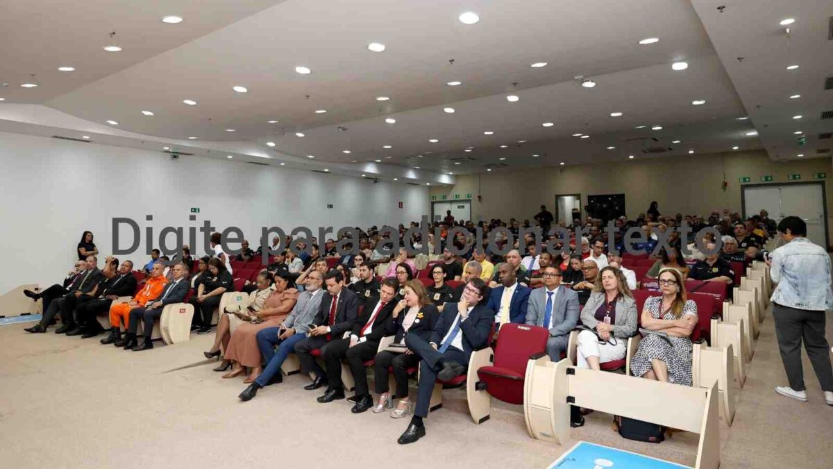 Projeto mobiliza homens no combate à violência contra a mulher Papo de Homem reuniu forças de segurança para discutir prevenção, responsabilidade nas relações e cumprimento de medidas protetivas O envolvimento dos homens na prevenção e no combate à violência contra a mulher foi o foco de mais uma edição do projeto Papo de Homem, realizada pela Polícia Civil da Bahia nesta quarta-feira (21), em Salvador. A atividade discutiu padrões de masculinidade, responsabilidade nas relações e cumprimento das medidas protetivas e da legislação. O encontro, no auditório do Ministério Público da Bahia, contou com a participação on-line de agentes de segurança dos 417 municípios baianos e reuniu representantes de instituições de segurança e de Justiça. A iniciativa é coordenada pelo Departamento de Proteção à Mulher, Cidadania e Pessoas Vulneráveis, em parceria com a Academia da Polícia Civil. Responsabilidade dos homens A diretora do departamento, delegada Juliana Fontes, destacou que os profissionais de segurança são referências capazes de influenciar outros homens e devem usar essa posição para proteger mulheres e meninas. O delegado Luiz Henrique Machado, que trabalhou por 14 anos na delegacia especializada de Vitória da Conquista, defendeu formas de resolver conflitos baseadas na igualdade e na equidade entre os gêneros. A programação também abordou ciclos e comportamentos associados à violência, com orientações para a atuação dos agentes na vida pessoal e profissional. As próximas edições estão previstas para novembro e dezembro, com datas ainda a serem divulgadas no site da Polícia Civil da Bahia. Com informações Secom GovBA  Siga @feirahoje 22/10/26