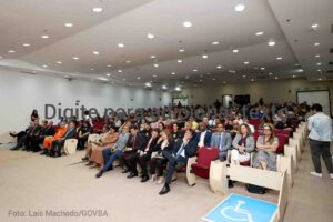 Projeto mobiliza homens no combate à violência contra a mulher Papo de Homem reuniu forças de segurança para discutir prevenção, responsabilidade nas relações e cumprimento de medidas protetivas O envolvimento dos homens na prevenção e no combate à violência contra a mulher foi o foco de mais uma edição do projeto Papo de Homem, realizada pela Polícia Civil da Bahia nesta quarta-feira (21), em Salvador. A atividade discutiu padrões de masculinidade, responsabilidade nas relações e cumprimento das medidas protetivas e da legislação. O encontro, no auditório do Ministério Público da Bahia, contou com a participação on-line de agentes de segurança dos 417 municípios baianos e reuniu representantes de instituições de segurança e de Justiça. A iniciativa é coordenada pelo Departamento de Proteção à Mulher, Cidadania e Pessoas Vulneráveis, em parceria com a Academia da Polícia Civil. Responsabilidade dos homens A diretora do departamento, delegada Juliana Fontes, destacou que os profissionais de segurança são referências capazes de influenciar outros homens e devem usar essa posição para proteger mulheres e meninas. O delegado Luiz Henrique Machado, que trabalhou por 14 anos na delegacia especializada de Vitória da Conquista, defendeu formas de resolver conflitos baseadas na igualdade e na equidade entre os gêneros. A programação também abordou ciclos e comportamentos associados à violência, com orientações para a atuação dos agentes na vida pessoal e profissional. As próximas edições estão previstas para novembro e dezembro, com datas ainda a serem divulgadas no site da Polícia Civil da Bahia. Com informações Secom GovBA  Siga @feirahoje 22/10/26