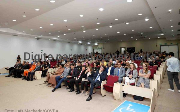 Projeto mobiliza homens no combate à violência contra a mulher Papo de Homem reuniu forças de segurança para discutir prevenção, responsabilidade nas relações e cumprimento de medidas protetivas O envolvimento dos homens na prevenção e no combate à violência contra a mulher foi o foco de mais uma edição do projeto Papo de Homem, realizada pela Polícia Civil da Bahia nesta quarta-feira (21), em Salvador. A atividade discutiu padrões de masculinidade, responsabilidade nas relações e cumprimento das medidas protetivas e da legislação. O encontro, no auditório do Ministério Público da Bahia, contou com a participação on-line de agentes de segurança dos 417 municípios baianos e reuniu representantes de instituições de segurança e de Justiça. A iniciativa é coordenada pelo Departamento de Proteção à Mulher, Cidadania e Pessoas Vulneráveis, em parceria com a Academia da Polícia Civil. Responsabilidade dos homens A diretora do departamento, delegada Juliana Fontes, destacou que os profissionais de segurança são referências capazes de influenciar outros homens e devem usar essa posição para proteger mulheres e meninas. O delegado Luiz Henrique Machado, que trabalhou por 14 anos na delegacia especializada de Vitória da Conquista, defendeu formas de resolver conflitos baseadas na igualdade e na equidade entre os gêneros. A programação também abordou ciclos e comportamentos associados à violência, com orientações para a atuação dos agentes na vida pessoal e profissional. As próximas edições estão previstas para novembro e dezembro, com datas ainda a serem divulgadas no site da Polícia Civil da Bahia. Com informações Secom GovBA  Siga @feirahoje 22/10/26