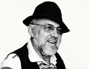 Escritor feirense Franklin Maxado concorre a cadeira na Academia Brasileira de Letras Professor aposentado da Uefs e referência na literatura de cordel, ex-presidente da AFL recebe apoio de entidades culturais de Feira de Santana O escritor e cordelista feirense Franklin Maxado formalizou candidatura à cadeira 32 da Academia Brasileira de Letras (ABL), anteriormente ocupada pelo jornalista e escritor Zuenir Ventura. A informação foi comunicada pelo presidente da Academia Feirense de Letras (AFL), João Batista de Cerqueira, que anunciou o apoio da instituição à candidatura. Nascido em Feira de Santana em 15 de março de 1943, Maxado tem 83 anos e trajetória como advogado, jornalista, poeta e xilógrafo. Professor aposentado da Universidade Estadual de Feira de Santana (Uefs), é um dos idealizadores do Museu Casa do Sertão. Ex-presidente da AFL, ocupa a cadeira 27, que tem como patrono o jurista e escritor Fernando Alves Dias. Também integra o Instituto Histórico e Geográfico de Feira de Santana, onde exerce a função de orador oficial. Referência na literatura de cordel Autor de centenas de cordéis, Franklin Maxado reúne uma produção que aborda política, acontecimentos cotidianos, personagens históricos, futebol e narrativas fantásticas. A atuação em feiras, espaços culturais e universidades contribuiu para ampliar a circulação da poesia popular nordestina e aproximá-la de públicos de diferentes regiões do país. Além da criação literária e da xilogravura, Maxado se dedica ao estudo e à divulgação do cordel. Entre os livros publicados estão O que é literatura de cordel (1980), Cordel, xilogravura e ilustrações (1982) e O cordel televivo (1984), obras reconhecidas como referências para o conhecimento dessa expressão cultural.