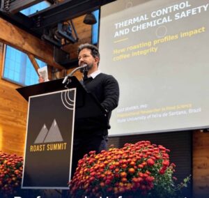 Professor da Uefs apresenta nos EUA pesquisas sobre segurança do café  Luiz Severo da Silva Júnior participou do Roast Summit, em Portland, com estudos sobre a influência dos perfis de torra na segurança química do café O conhecimento produzido na Universidade Estadual de Feira de Santana (Uefs) ganhou espaço em um dos encontros internacionais dedicados à ciência e à prática da torrefação de cafés especiais. Sexta-feira (02/10/26), o professor Luiz Severo da Silva Júnior apresentou, no Roast Summit Portland 2026, nos Estados Unidos, pesquisas sobre as relações entre controle térmico, segurança química e qualidade do café. Doutor em Ciência de Alimentos, Luiz Severo da Silva Júnior é professor titular do Departamento de Tecnologia da Uefs e atua no curso de Engenharia de Alimentos. A exposição mostrou como as condições adotadas durante a torra podem influenciar a formação de compostos indesejáveis.