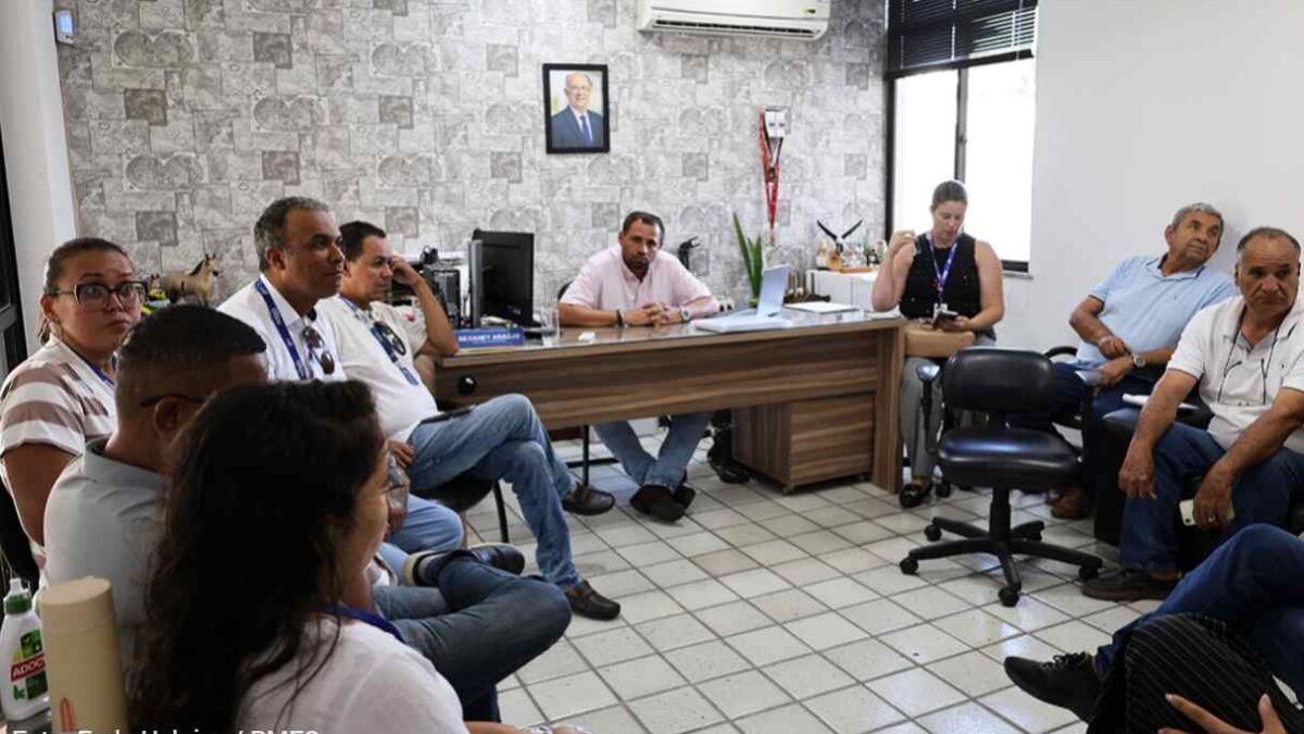 Entidades discutem novos pontos de abastecimento para levar água às comunidades rurais Proposta busca encurtar percursos dos caminhões-pipa e ampliar o atendimento às famílias afetadas pela estiagem A criação de novos pontos de abastecimento em localidades estratégicas de Feira de Santana foi uma das medidas debatidas pelo secretário municipal de Agricultura, Recursos Hídricos e Desenvolvimento Rural, Silvaney Araújo, e representantes de órgãos públicos e entidades, nesta quarta-feira (14). A proposta busca facilitar o trabalho dos caminhões-pipa e dos tratores com reservatórios menores que atendem às comunidades rurais mais distantes da sede. Durante o encontro, foram discutidas alternativas para melhorar a distribuição de água pelos sete caminhões-pipa vinculados ao contrato vigente da Prefeitura. Com mais locais disponíveis para abastecer os veículos, a expectativa é reduzir o tempo de deslocamento e permitir mais viagens por dia, ampliando o atendimento às famílias que enfrentam dificuldades de acesso à água potável. Prioridade para o consumo humano A reunião, promovida pela Secretaria Municipal de Agricultura, Recursos Hídricos e Desenvolvimento Rural (Seagri), também tratou do planejamento das ações imediatas e para os próximos meses. A prioridade é assegurar água para consumo humano, uso doméstico e higiene pessoal. Em um segundo momento, o planejamento deve contemplar as necessidades dos animais e da produção rural. Entre os encaminhamentos estão o aperfeiçoamento das rotas de distribuição e a busca de alternativas para ampliar a infraestrutura de abastecimento, em articulação com a Empresa Baiana de Águas e Saneamento (Embasa) e as demais instituições. O material divulgado pela Prefeitura não informa os locais previstos para os novos pontos nem o prazo para implantação. Articulação entre instituições Silvaney destacou a participação conjunta dos órgãos e entidades no enfrentamento à estiagem. “Reunimos representantes de diferentes órgãos e entidades que, juntos, podem contribuir para que a população sofra menos com a falta de água”, afirmou. Segundo o secretário, o encontro resultou em encaminhamentos para atender às comunidades afetadas. Participaram da reunião representantes da Embasa, a secretária municipal de Meio Ambiente e Recursos Naturais, Jaciara Costa; o secretário de Governo, Neto Bahia; o coordenador da Defesa Civil Municipal, Antônio José do Rosário; e a presidente do Sindicato dos Trabalhadores Rurais, Adriana Lima, além de representantes de outras secretarias e entidades. Siga @feirahoje 15/10/25