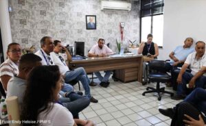 Entidades discutem novos pontos de abastecimento para levar água às comunidades rurais Proposta busca encurtar percursos dos caminhões-pipa e ampliar o atendimento às famílias afetadas pela estiagem A criação de novos pontos de abastecimento em localidades estratégicas de Feira de Santana foi uma das medidas debatidas pelo secretário municipal de Agricultura, Recursos Hídricos e Desenvolvimento Rural, Silvaney Araújo, e representantes de órgãos públicos e entidades, nesta quarta-feira (14). A proposta busca facilitar o trabalho dos caminhões-pipa e dos tratores com reservatórios menores que atendem às comunidades rurais mais distantes da sede. Durante o encontro, foram discutidas alternativas para melhorar a distribuição de água pelos sete caminhões-pipa vinculados ao contrato vigente da Prefeitura. Com mais locais disponíveis para abastecer os veículos, a expectativa é reduzir o tempo de deslocamento e permitir mais viagens por dia, ampliando o atendimento às famílias que enfrentam dificuldades de acesso à água potável. Prioridade para o consumo humano A reunião, promovida pela Secretaria Municipal de Agricultura, Recursos Hídricos e Desenvolvimento Rural (Seagri), também tratou do planejamento das ações imediatas e para os próximos meses. A prioridade é assegurar água para consumo humano, uso doméstico e higiene pessoal. Em um segundo momento, o planejamento deve contemplar as necessidades dos animais e da produção rural. Entre os encaminhamentos estão o aperfeiçoamento das rotas de distribuição e a busca de alternativas para ampliar a infraestrutura de abastecimento, em articulação com a Empresa Baiana de Águas e Saneamento (Embasa) e as demais instituições. O material divulgado pela Prefeitura não informa os locais previstos para os novos pontos nem o prazo para implantação. Articulação entre instituições Silvaney destacou a participação conjunta dos órgãos e entidades no enfrentamento à estiagem. “Reunimos representantes de diferentes órgãos e entidades que, juntos, podem contribuir para que a população sofra menos com a falta de água”, afirmou. Segundo o secretário, o encontro resultou em encaminhamentos para atender às comunidades afetadas. Participaram da reunião representantes da Embasa, a secretária municipal de Meio Ambiente e Recursos Naturais, Jaciara Costa; o secretário de Governo, Neto Bahia; o coordenador da Defesa Civil Municipal, Antônio José do Rosário; e a presidente do Sindicato dos Trabalhadores Rurais, Adriana Lima, além de representantes de outras secretarias e entidades. Siga @feirahoje 15/10/25
