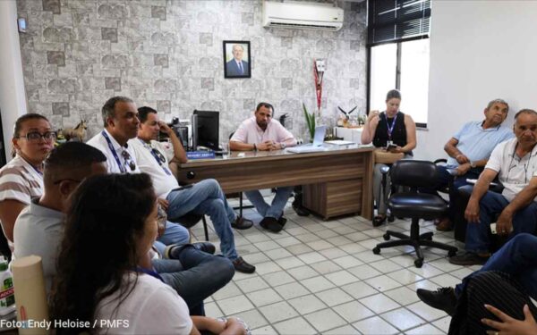 Entidades discutem novos pontos de abastecimento para levar água às comunidades rurais Proposta busca encurtar percursos dos caminhões-pipa e ampliar o atendimento às famílias afetadas pela estiagem A criação de novos pontos de abastecimento em localidades estratégicas de Feira de Santana foi uma das medidas debatidas pelo secretário municipal de Agricultura, Recursos Hídricos e Desenvolvimento Rural, Silvaney Araújo, e representantes de órgãos públicos e entidades, nesta quarta-feira (14). A proposta busca facilitar o trabalho dos caminhões-pipa e dos tratores com reservatórios menores que atendem às comunidades rurais mais distantes da sede. Durante o encontro, foram discutidas alternativas para melhorar a distribuição de água pelos sete caminhões-pipa vinculados ao contrato vigente da Prefeitura. Com mais locais disponíveis para abastecer os veículos, a expectativa é reduzir o tempo de deslocamento e permitir mais viagens por dia, ampliando o atendimento às famílias que enfrentam dificuldades de acesso à água potável. Prioridade para o consumo humano A reunião, promovida pela Secretaria Municipal de Agricultura, Recursos Hídricos e Desenvolvimento Rural (Seagri), também tratou do planejamento das ações imediatas e para os próximos meses. A prioridade é assegurar água para consumo humano, uso doméstico e higiene pessoal. Em um segundo momento, o planejamento deve contemplar as necessidades dos animais e da produção rural. Entre os encaminhamentos estão o aperfeiçoamento das rotas de distribuição e a busca de alternativas para ampliar a infraestrutura de abastecimento, em articulação com a Empresa Baiana de Águas e Saneamento (Embasa) e as demais instituições. O material divulgado pela Prefeitura não informa os locais previstos para os novos pontos nem o prazo para implantação. Articulação entre instituições Silvaney destacou a participação conjunta dos órgãos e entidades no enfrentamento à estiagem. “Reunimos representantes de diferentes órgãos e entidades que, juntos, podem contribuir para que a população sofra menos com a falta de água”, afirmou. Segundo o secretário, o encontro resultou em encaminhamentos para atender às comunidades afetadas. Participaram da reunião representantes da Embasa, a secretária municipal de Meio Ambiente e Recursos Naturais, Jaciara Costa; o secretário de Governo, Neto Bahia; o coordenador da Defesa Civil Municipal, Antônio José do Rosário; e a presidente do Sindicato dos Trabalhadores Rurais, Adriana Lima, além de representantes de outras secretarias e entidades. Siga @feirahoje 15/10/25