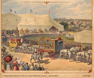 Feira de Santana fazia parte das rotas das companhias circenses brasileiras ainda no século 19. Estudo mostra como artistas, palhaços, acrobatas, músicos e até animais transformavam a rotina da cidade entre 1882 e 1920.O artigo 'O circo chegou na feira! Arte circense no interior do Brasil (1882–1920)' foi publicado na revista Antíteses, da Universidade Estadual de Londrina, no Paraná. É assinado por Fábio Santana Nunes e Aldo José Morais Silva, docentes da Uefs, e Daniel Venâncio de Oliveira Amaral, da Universidade Estadual de Montes Claros. Imagem histórica ilustrativa Library of Congress Wikimedia Commons - domínio público A primeira passagem registrada foi em agosto de 1882. O Circo Equestre e Zoológico chegou a Feira depois de apresentações em Salvador e Cachoeira. Os pesquisadores estimam duas ou três exibições em Feira. Os circos aproveitavam as ferrovias conexões para circular pelo interior. Em Feira, montavam pavilhões na Praça Dr. Remédios Monteiro e no Campo do Gado. Parte das trupes também se apresentava no Teatro Santana, por vezes para avaliar se a cidade oferecia público suficiente para receber toda a companhia. Torcidas Um dos grandes destaques foi o Circo Paraense, que chegou 1901, com vinte artistas, homens e mulheres, incluindo três palhaços. Foram 13 apresentações em três semanas, com sucesso de público e críticas favoráveis nos jornais locais. O circo reunia diferentes camadas sociais, separadas pelo preço e pelo tipo de acomodação. Próximo ao picadeiro, as cadeiras mais caras e os camarotes. Os setores populares eram a geral e arquibancadas, o “galinheiro”. Existiam torcidas por artistas como Marietta, Margarida e o palhaço Pedro. As companhias visitavam Feira nos períodos de festas religiosas, comemorações cívicas e dias de feira livre, quando a cidade recebia moradores da zona rural e de municípios vizinhos. Algumas apresentações beneficiavam as filarmônicas 25 de Março e Vitória, entidades religiosas, vítimas das secas, e até times de futebol. O estudo mostra que o circo não era apenas diversão. Movimentava o comércio, dialogava com a imprensa, despertava rivalidades e ajudava a construir novas formas de lazer e convivência Acesse o artigo: ojs.uel.br/revistas/uel/index.php/antiteses/article/view/53824 Por Everaldo Goes Siga @feirahoje 22/10/26
