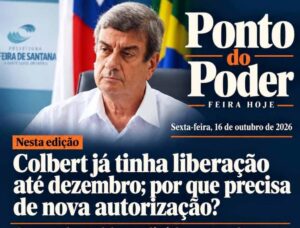 Por Everaldo Goes • Colbert já tinha liberação do Estado até dezembro de 2026 A revogação da nomeação de Colbert Martins (PSDB) para assessor especial da Secretaria de Governo de Salvador deixou uma questão a esclarecer. O ex-prefeito de Feira já havia sido colocado pelo governo estadual à disposição da administração da capital até 31 de dezembro de 2026. A autorização, publicada em julho de 2025, abrangia os vínculos de professor da Uefs e médico da Sesab, sem ônus para os órgãos de origem. Colbert informou ao site Acorda Cidade que a nomeação feita no dia 9 foi tornada sem efeito porque são aguardadas autorizações dos dois órgãos. O ex-prefeito confirmou ao portal que poderá ser nomeado novamente quando obtiver as liberações. O Ponto do Poder não localizou ato posterior que esclareça se a cessão foi encerrada ou alterada. Se Colbert havia sido cedido à Prefeitura de Salvador até dezembro de 2026, o que mudou para exigir novas autorizações da Uefs e da Sesab? A cessão foi interrompida durante o afastamento eleitoral? • Grupo dividido não elegeu Colbert nem Pastor Tom O resultado da eleição deixou um prejuízo político para os dois caminhos escolhidos por integrantes do grupo de Pablo Roberto (PSDB). O vice-prefeito apoiou Colbert, enquanto Jurandy Carvalho, Ismael Bastos e Albino Brandão preferiram Pastor Tom (PDT). Nenhum dos dois candidatos conquistou uma cadeira na Assembleia Legislativa. Pablo negou rompimento e defendeu o respeito às escolhas dos aliados. Colbert recebeu 8.019 votos na Bahia; Pastor Tom, 33.852. Somados, alcançaram 41.871 votos. O total ficou 5.345 abaixo dos 47.216 obtidos por Cacau da Mata (PDT), eleito com a menor votação entre os 63 futuros deputados estaduais. Portanto, mesmo reunidas, as votações dos dois feirenses ficaram abaixo da votação de todos os eleitos. A comparação é numérica: a conquista de uma vaga também depende do desempenho do partido ou da federação. • Nem a soma alcança a votação de Pablo em 2022 A comparação com a eleição anterior reforça a dimensão do resultado. Pablo foi eleito deputado estadual em 2022 com 55.585 votos na Bahia, dos quais 42.635 em Feira. A soma estadual de Colbert e Tom neste ano ficou 13.714 votos abaixo daquele desempenho. Isso não significa que os eleitores de Pablo seriam automaticamente transferidos para qualquer candidato apoiado pelo vice-prefeito. Pablo renunciou ao mandato estadual para assumir a Vice-Prefeitura de Feira em janeiro de 2025. A vaga na Alba foi ocupada pelo então suplente Paulo Câmara. • Jair Onofre responsabiliza vereadores pela dispersão dos apoios A ausência de um deputado federal domiciliado em Feira eleito neste pleito também motivou críticas à Câmara Municipal. Em publicação desta quinta-feira (16) no Bahia na Política, o jornalista Jair Onofre apontou a contribuição de vereadores da base de José Ronaldo que apoiaram candidatos de fora da cidade. Onofre contrapôs esse comportamento ao de Silvio Dias, Professor Ivamberg e Luiz da Feira, que acompanharam Zé Neto. A avaliação recoloca em discussão a distância entre o discurso de ampliar a representação de Feira e as escolhas eleitorais das lideranças locais. • Transporte para eleição em Feira continua sob apuração da DPU A Defensoria Pública da União apura possíveis falhas no transporte gratuito durante o primeiro turno em Feira. Relatos de ausência de ônibus e demora no atendimento em Maria Quitéria, Matinha e Jaíba motivaram o procedimento. O município foi chamado a apresentar informações sobre frota, horários, itinerários e planejamento. A DPU também identificou aumento da abstenção, sem concluir que a oferta de transporte tenha causado o crescimento. O prazo informado para resposta da Prefeitura e da Agerba terminou nesta quinta-feira. O Ponto do Poder não localizou as respostas até o fechamento. • Lu de Ronny reconhece melhorias na saúde após troca de empresa Lu de Ronny (PV) afirmou, na sessão dessa quinta-feira (15), que a substituição da INSV pela Associação Saúde em Movimento trouxe melhorias às unidades municipais. A vereadora destacou regularização salarial e maior disponibilidade de materiais. Segundo ela, as reclamações anteriores de trabalhadores e usuários foram encaminhadas ao secretário Rodrigo Matos e ao prefeito José Ronaldo. A parlamentar defendeu o reconhecimento dos avanços, além das cobranças pelos problemas. • Ivana recebe adesão de Andréa Castro A deputada estadual eleita Andréa Castro (PSD) anunciou apoio à continuidade de Ivana Bastos na Presidência da Alba. A manifestação ocorreu ao lado do prefeito de Itabuna, Augusto Castro. A adesão fortalece a articulação de Ivana entre os integrantes da próxima legislatura. O apoio político, entretanto, antecede a eleição da Mesa Diretora, prevista para 2027. • Ivana quer votar mudanças no TCE antes do recesso A visita dos conselheiros do Tribunal de Contas do Estado à Assembleia, na quarta-feira, incluiu a apresentação de uma proposta de atualização da Lei Orgânica do órgão. Segundo informações da assessoria da Presidência da Alba, Ivana pretende iniciar a discussão na reunião da Mesa Diretora de 28 de outubro e votar o projeto antes do recesso. Os conselheiros defenderam uma atuação mais preventiva e educativa e afirmaram que a proposta não amplia cargos. • Carlinhos Sobral se manifesta após operação da PF O deputado estadual eleito Carlinhos Sobral (MDB) afirmou estar tranquilo após as buscas da Polícia Federal em Coronel João Sá. Segundo nota repercutida pelo BNews, as diligências estão relacionadas a um processo referente a 2024, quando administrava o município. Ele atribuiu a origem do caso a uma denúncia da oposição. Informações atribuídas à TV Bahia apontam investigação sobre suspeitas de desvio de recursos da Saúde e da Educação. A Prefeitura informou que colabora com a Justiça. O caso permanece em apuração. • TCM cobra esclarecimentos de Irará e Tanquinho O Bahia na Política informou nesta quinta-feira que os prefeitos Nassara (MDB), de Irará, e Zé Luiz (PT), de Tanquinho, foram notificados pelo TCM para esclarecer possíveis falhas nas contas municipais. Em Irará, a análise envolve janeiro a abril de 2026. A publicação não especifica o período de Tanquinho. O prazo indicado é de 15 dias a partir do recebimento da notificação eletrônica. Trata-se de oportunidade para apresentação de defesa, sem julgamento definitivo das contas. • Lula muda posição sobre maioridade penal Na entrevista a Renata Lo Prete, nesta quinta-feira (15), Lula defendeu a redução da maioridade penal para 16 anos em casos de crimes hediondos, alterando uma posição histórica. O presidente também assumiu a responsabilidade pela avaliação do governo e disse desconhecer que o Bolsa Família não havia sido reajustado. Ao abordar a crise no Supremo, defendeu discutir uma reforma do Judiciário. A sabatina concentrou parte da repercussão política da noite, antes da entrevista de Flávio Bolsonaro, marcada para hoje. • Meta recebe ordem para garantir tratamento igualitário O ministro Marco Aurélio Bellizze, do TSE, determinou que a Meta evite restrições desiguais às candidaturas presidenciais, sob multa diária de R$ 500 mil. A decisão veio após questionamentos da campanha de Lula sobre limitações à geração de imagens pela inteligência artificial. A decisão não concluiu que houve favorecimento deliberado ou sistemático. A empresa informou ter adotado restrições adicionais à geração de imagens e à recomendação de candidatos. Também nesta quinta-feira, Kassio Nunes Marques e André Mendonça receberam representantes da Meta. O Tribunal cobrou igualdade de condições entre as campanhas, enquanto a empresa informou ajustes nos filtros de inteligência artificial. • Datafolha mostra Flávio com 47% e Lula com 45% A pesquisa divulgada nesta quinta-feira registrou Flávio Bolsonaro com 47% das intenções de voto e Lula com 45%, em empate técnico. Brancos e nulos somaram 6%; indecisos, 2%. Nos votos válidos, o resultado foi de 51% a 49%. O Datafolha ouviu 2.520 pessoas nos dias 13 e 14 de outubro. A margem de erro é de dois pontos percentuais, com confiança de 95%. O registro no TSE é BR-00466/2026. Na rodada anterior, Flávio tinha 49% dos votos totais e Lula, 45%. • CNT/MDA tem divulgação prevista para hoje A CNT e o instituto MDA divulgarão nesta sexta-feira uma nova pesquisa presidencial. Foram realizadas 2.002 entrevistas entre 13 e 15 de outubro, com margem de erro de 2,2 pontos percentuais e confiança de 95%. O registro é BR-00652/2026. • Lula vai ao Congresso e faz campanha em Minas A agenda de Lula para esta sexta-feira (16) prevê participação, pela manhã, na promulgação da PEC do fim da escala 6×1, em Brasília. Depois, o candidato segue para Minas Gerais. Estão previstos caminhada e ato ao meio-dia em Juiz de Fora, com concentração na Praça Clodesmidt Riani, e uma mobilização às 17h em Ipatinga, no bairro Canaã. • Flávio será entrevistado na Globo nesta sexta-feira Flávio Bolsonaro participa hoje da sabatina conduzida por Renata Lo Prete, no Rio de Janeiro, após o Jornal Nacional. A entrevista integra a programação da emissora para o segundo turno. O debate final da Globo está marcado para 23 de outubro, dois dias antes da votação. • Pomponet destaca impacto da escala 6×1 em Feira No Blog da Feira, o jornalista e economista André Pomponet classificou a aprovação do fim da escala 6×1 como avanço civilizatório. O colunista destacou o possível impacto em Feira, pela presença expressiva de trabalhadores do comércio e dos serviços. Na avaliação de Pomponet, Flávio mudou de posição diante do risco de prejuízo eleitoral, enquanto Lula poderá colher dividendos políticos com a medida. 16/10/26