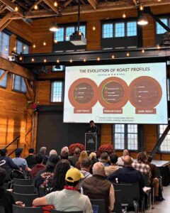 Professor da Uefs apresenta nos EUA pesquisas sobre segurança do café  Luiz Severo da Silva Júnior participou do Roast Summit, em Portland, com estudos sobre a influência dos perfis de torra na segurança química do café O conhecimento produzido na Universidade Estadual de Feira de Santana (Uefs) ganhou espaço em um dos encontros internacionais dedicados à ciência e à prática da torrefação de cafés especiais. Sexta-feira (02/10/26), o professor Luiz Severo da Silva Júnior apresentou, no Roast Summit Portland 2026, nos Estados Unidos, pesquisas sobre as relações entre controle térmico, segurança química e qualidade do café. Doutor em Ciência de Alimentos, Luiz Severo da Silva Júnior é professor titular do Departamento de Tecnologia da Uefs e atua no curso de Engenharia de Alimentos. A exposição mostrou como as condições adotadas durante a torra podem influenciar a formação de compostos indesejáveis.