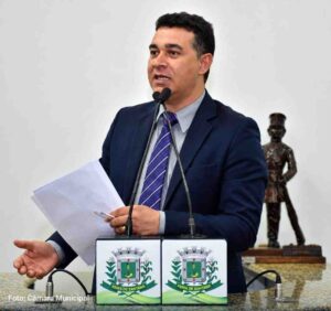 O presidente da Câmara Municipal de Feira de Santana, Marcos Lima (União), atribuiu à inteligência artificial uma gravação que circula nas redes sociais com supostas pressões sobre trabalhadores para apoiar Flávio Bolsonaro (PL). Segundo o De Olho na Cidade, que informou ter procurado o vereador, ele negou a autoria do áudio. A resposta foi registrada em reportagem publicada nessa quinta-feira (22). Nas gravações atribuídas ao parlamentar, o interlocutor relacionaria o apoio eleitoral à permanência de trabalhadores terceirizados nos empregos. As mensagens também mencionariam o posicionamento do grupo político do prefeito José Ronaldo em favor do candidato do PL. O episódio repercutiu entre vereadores. Em entrevista à Rádio Sociedade News, Galeguinho (União) defendeu que assessores indicados para cargos de confiança estejam alinhados politicamente com quem os nomeou. Ressaltou, entretanto, que expressava uma opinião pessoal e não falava em nome de Marcos Lima. Reportagens publicadas nesta sexta-feira (23) informaram que o caso foi encaminhado ao Ministério Público Eleitoral. A autoria e a autenticidade das gravações não foram verificadas independentemente pelo Feira Hoje. A reportagem do De Olho na Cidade registra a negativa de Marcos Lima, mas não apresenta laudo ou análise técnica que comprove a alegação de produção por inteligência artificial. Siga @feirahoje 23/10/26